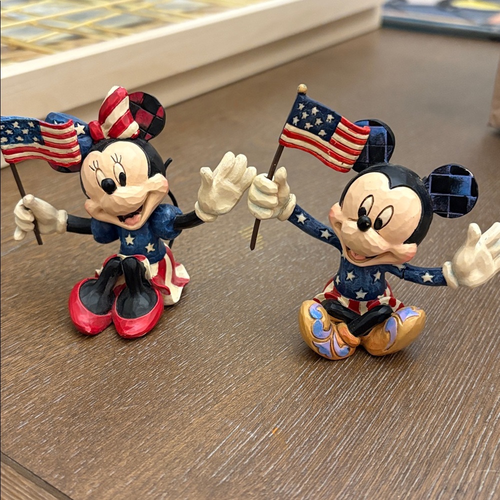 Patriotic Set of Mickey and Minnie Mouse.
Disney Traditions Collections